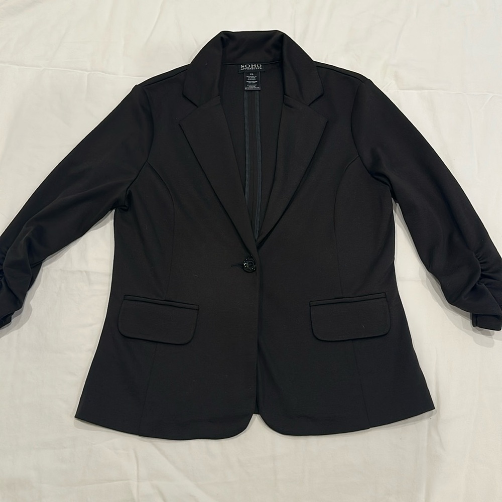 SOHO Apparel Blazer size ps
Pre-owned good condition.